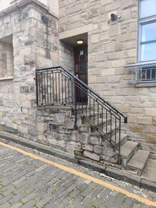 Next To The Palace And Royal Mile With Parking Edinburgh Exterior photo