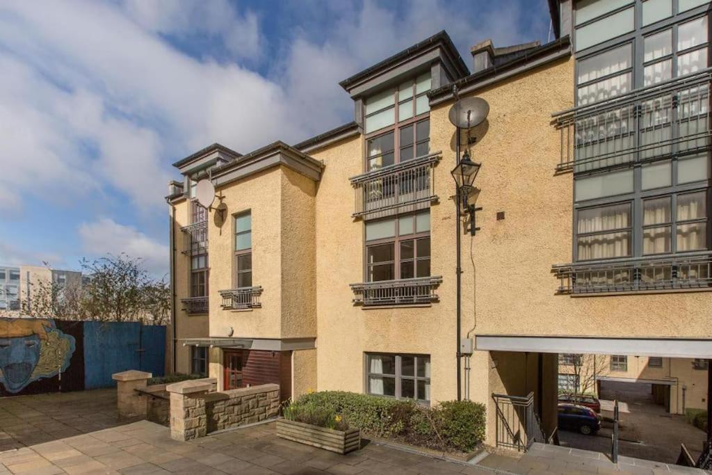 Next To The Palace And Royal Mile With Parking Edinburgh Exterior photo