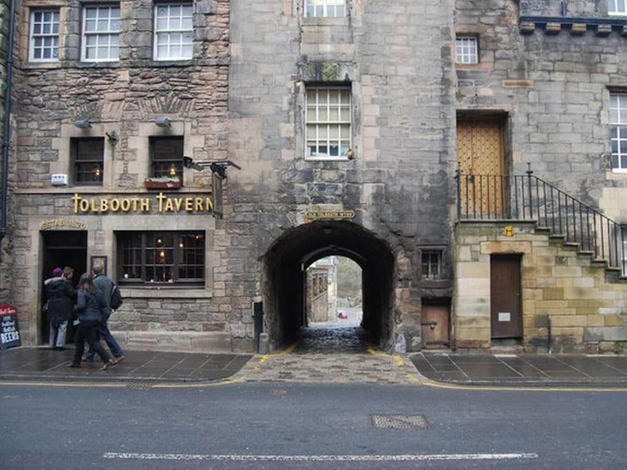 Next To The Palace And Royal Mile With Parking Edinburgh Exterior photo