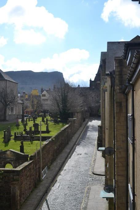 Next To The Palace And Royal Mile With Parking Edinburgh Exterior photo