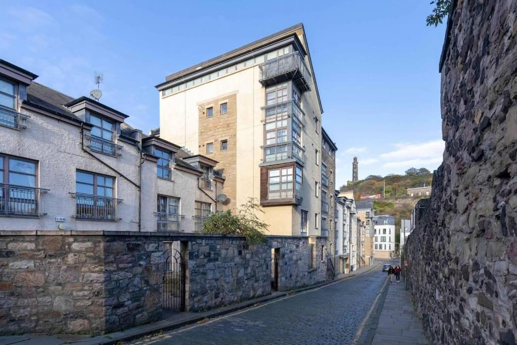 Next To The Palace And Royal Mile With Parking Edinburgh Exterior photo