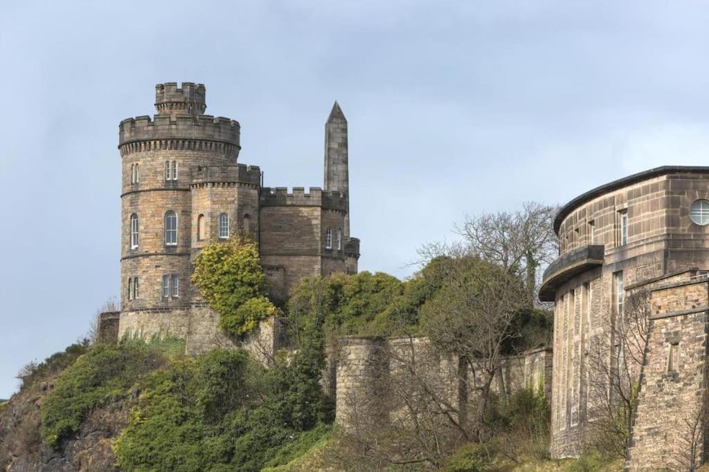 Next To The Palace And Royal Mile With Parking Edinburgh Exterior photo