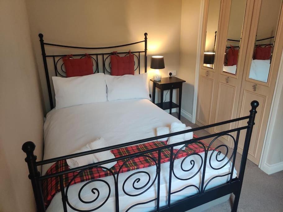 Next To The Palace And Royal Mile With Parking Edinburgh Exterior photo