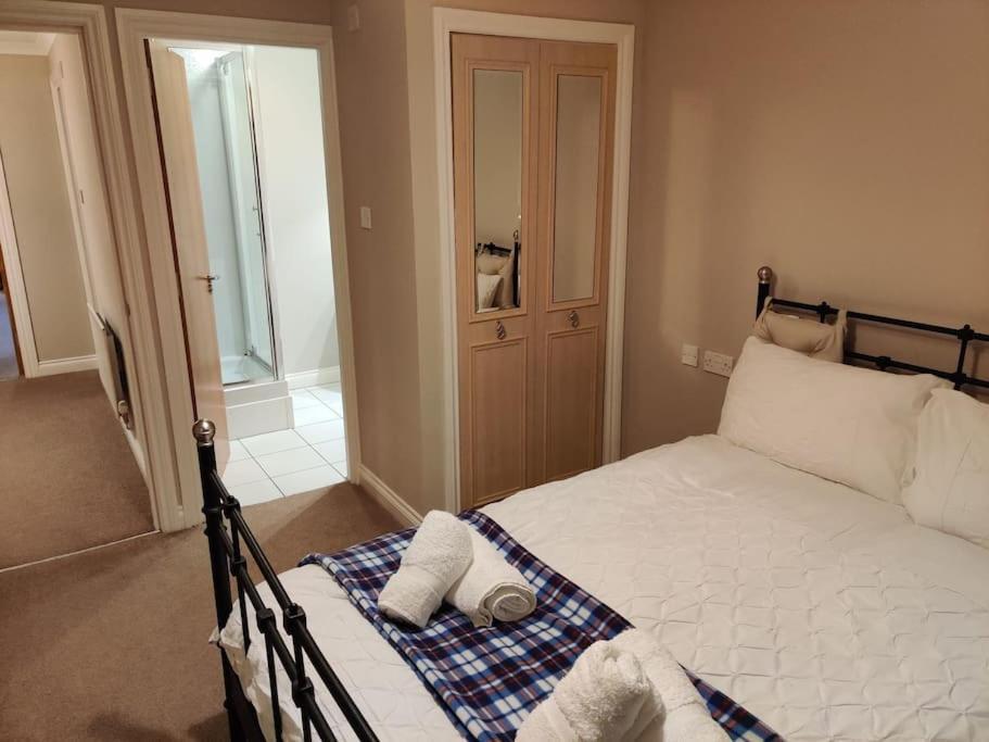 Next To The Palace And Royal Mile With Parking Edinburgh Exterior photo