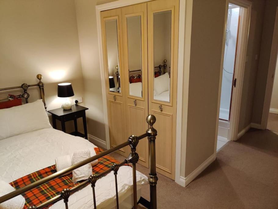 Next To The Palace And Royal Mile With Parking Edinburgh Exterior photo